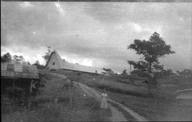 Buildings (1) : Maprik, Papua New Guinea,1959 / Terence and Margaret Spencer