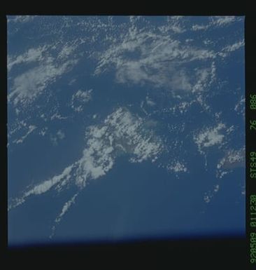 S49-76-086 - STS-049 - Earth observations taken during the STS-49 mission