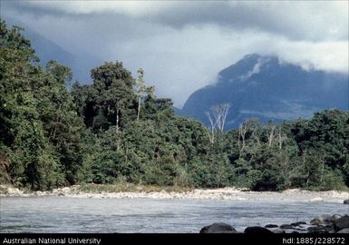 Febi territory is entered and exited by fording the 120-metre-wide Burnett (Dio/ Djalo) River