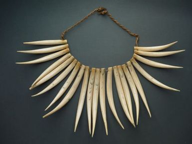 Wasekaseka (sperm whale tooth necklace)