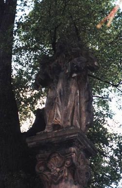 ["Horní  Sukolom, Kamenný sloup se sochou sv. Anny Samotřetí.", "Upper Sukolom, the Stone Column with the statue of St. Anny Samoa, third."]