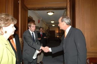 [Assignment: 48-DPA-06-25-07_SOI_K_Bordallo] Secretary Dirk Kempthorne [and aides meeting at Main Interior] with group led by Madeleine Bordallo, [Delegate from Guam to the U.S. House of Representatives] [48-DPA-06-25-07_SOI_K_Bordallo_DOI_4599.JPG]