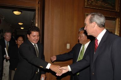 [Assignment: 48-DPA-09-26-07_SOI_K_Pres_Note] Secretary Dirk Kempthorne [and aides meeting at Main Interior] with delegation from Republic of Marshall Islands, led by Marshalls President Kessai Note [48-DPA-09-26-07_SOI_K_Pres_Note_DOI_2160.JPG]