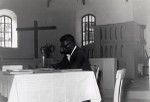 Assembly of the Pacific conference of Churches in Chepenehe, 1966 : the President of the Assembly, Léonard Alafurai, Anglican Bishop of Solomon islands, in the church of Chepenehe
