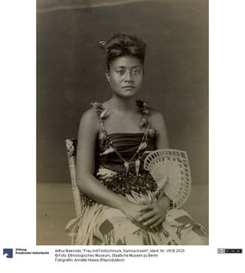 ["\"Frau mit Festschmuck, Samoa-Inseln\""]