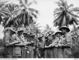 GODOWA, NEW GUINEA. 1943-11-05. NX13797 LIEUTENANT E. P. WYLIE, OFFICER COMMANDING, C TROOP, 2/6TH AUSTRALIAN FIELD REGIMENT (1), ISSUING ORDERS TO HIS OFFICERS AND NON COMMISSIONED OFFICERS. SHOWN ..