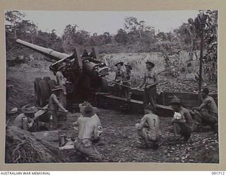 PERSONNEL OF 2/3 FIELD REGIMENT MANNING A "LONG TOM" 155MM GUN DURING PREPARATIONS FOR THE FINAL ASSAULT ON WEWAK. IDENTIFIED PERSONNEL ARE:- BOMBARDIER R.L. STINSON (1); GUNNER F. EDWARDS (2); ..