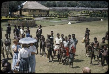 Highlanders visiting Wabag to see the aircraft landing at the airstrip, between 1955 and 1960 / Tom Meigan