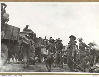 PORT MORESBY, PAPUA, NEW GUINEA. 1944-01-05. TROOPS OF THE 58/59TH AUSTRALIAN INFANTRY BATTALION, 15TH AUSTRALIAN INFANTRY BRIGADE EMBUSSING FOR THEIR TRIP TO THE AIRSTRIP WHEN TRANSFERRING TO ..