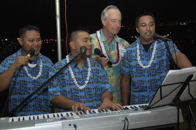 [Assignment: 48-DPA-SOI_K_Guam_6-6-7-07] Pacific Islands Tour: Visit of Secretary Dirk Kempthorne [and aides] to Guam, U.S. Territory [48-DPA-SOI_K_Guam_6-6-7-07__DI11966.JPG]