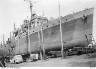 STARBOARD SIDE VIEW OF THE BATHURST CLASS CORVETTE HMAS BUNBURY (I) (J241) SLIPPED FOR REFIT. NOTE THE 20 MM OERLIKON AA GUN IN THE STARBOARD BRIDGE WING. TYPE 271 RADAR IS FITTED IN THE LANTERN ..