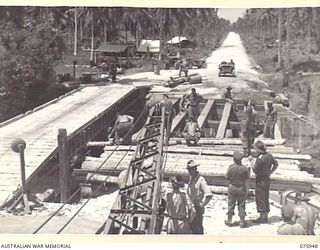 NAGADA, NEW GUINEA. 1944-09-11. PERSONNEL OF THE 5TH FIELD COMPANY, BUILDING A NEW BRIDGE ACROSS THE NAGADA RIVER ON THE MADANG-ALEXISHAFEN ROAD