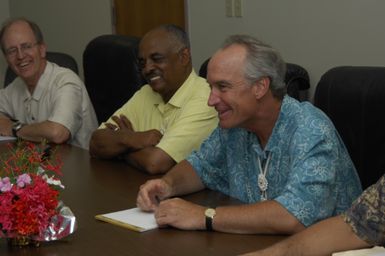 [Assignment: 48-DPA-SOI_K_Majuro_6-11-12-07] Pacific Islands Tour: Visit of Secretary Dirk Kempthorne [and aides] to Majuro Atoll, of the Republic of Marshall Islands [48-DPA-SOI_K_Majuro_6-11-12-07__DI14798.JPG]