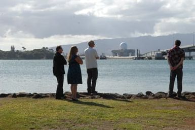 [Assignment: 48-DPA-09-30-08_SOI_K_NPS_Arizona] Visit of Secretary Dirk Kempthorne and aides to the U.S.S. Arizona Memorial, Pearl Harbor, Honolulu, Hawaii, [for tours, discussions with local officials] [48-DPA-09-30-08_SOI_K_NPS_Arizona_DOI_0931.JPG]