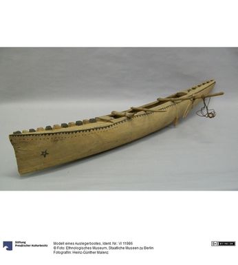 ["Modell eines Auslegerbootes"]