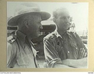 PORT MORESBY, NEW GUINEA. 1942-04-12. VX117262 MAJOR W.C. GROVES, HEADQUARTERS, 8TH MILITARY DISTRICT (1) TALKING WITH NX33449 LIEUTENANT A.G. FISCHER, ROYAL AUSTRALIAN ARTILLERY, 17TH ANTI TANK ..