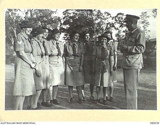 INDOOROOPILLY, QUEENSLAND. 1945-04-23. MAJOR GENERAL C.H. SIMPSON, (1), WITH SOUTH AUSTRALIAN PERSONNEL CONCENTRATED AT 2 AUSTRALIAN WOMEN'S ARMY SERVICE BARRACK BEFORE EMBARKATION TO NEW GUINEA