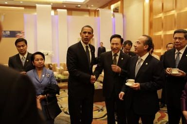 Barack Obama talks with leaders prior to the climate change breakfast in Singapore, November 15, 2009