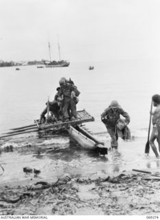 BIAMU, ORO BAY, NEW GUINEA. 1942-11-11. UNITED STATES TROOPS OF THE 1ST BATTALION, 128TH REGIMENT, 32ND UNITED STATES DIVISION LANDING AT BIAMU VILLAGE, ABOUT 17 MILES FROM BUNA, DURING THE ADVANCE ..