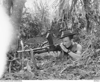 ANTIRIGAN, NEW GUINEA, 1943-09-30. VX61715 SAPPER S.N. WARDSWORTH OF THE 2/6TH AUSTRALIAN INDEPENDENT COMPANY BEHIND HIS .303 BREN LIGHT MACHINE GUN, IN A FORWARD POSITION IN THE MARKHAM VALLEY