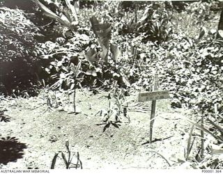 NEW BRITAIN, 1945-09. GRAVE OF THE RNZAF PILOT FOUND IN THE RABAUL/GAZELLE PENINSULA AREA WITH THE WRECKAGE OF KITTYHAWK AIRCRAFT NZ3186 (SEE P0001/418/363). (RNZAF OFFICIAL PHOTOGRAPH.)