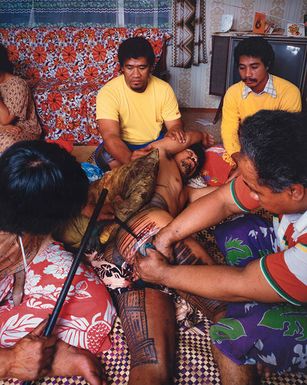 Mark Adams - 26.2.1982. Farwood Drive, Henderson, West Auckland. Tattooing Seoseo Tuigamala. Tufuga tatatau: Su'a Tavui Pasina Iosefo Ah Ken