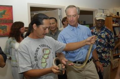 [Assignment: 48-DPA-SOI_K_Guam_6-6-7-07] Pacific Islands Tour: Visit of Secretary Dirk Kempthorne [and aides] to Guam, U.S. Territory [48-DPA-SOI_K_Guam_6-6-7-07__DI12181.JPG]