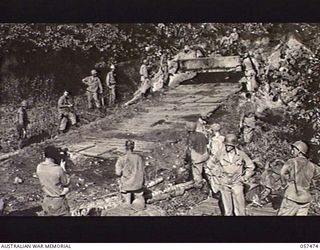 FINSCHHAFEN, NEW GUINEA. 1943-09-22. UNITED STATES ARMY SHORE ENGINEERS REPAIRING A DAMAGED ROAD BRIDGE NEAR THE BEACHHEAD