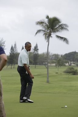 Barack Obama plays golf with Prime Minister Najib Razak, Joe Paulsen, and Mike Brush in Kaneohe Bay, Hawaii, December 24, 2014