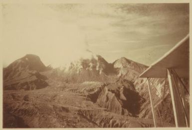 The cone build up in the crater of Mt Lamington from the observation plane / Albert Speer