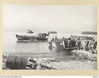 JACQUINOT BAY, NEW BRITAIN. 1945-09-09. TROOPS OF 4 INFANTRY BRIGADE BOARDING BARGES FOR EMBARKATION ON HMAS MANOORA. THE MANOORA CARRIED TROOPS FOR THE OCCUPATION OF THE RABAUL AREA, FOLLOWING THE ..