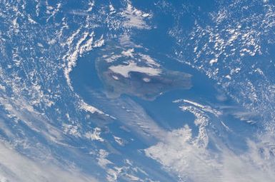 S109E5778 - STS-109 - Hawaiian Islands taken by the STS-109 crew