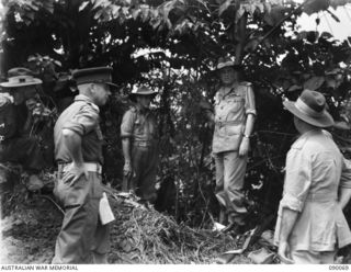 BOUGAINVILLE. 1945-03-30. LORD WAKEHURST, GOVERNOR OF NEW SOUTH WALES (4), AT HEADQUARTERS 29 INFANTRY BRIGADE WATCHES 15 INFANTRY BATTALION TROOPS DIG A WEAPON PIT DURING AN EXERCISE DEPLOYING A ..