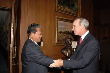 [Assignment: 48-DPA-09-26-07_SOI_K_Pres_Note] Secretary Dirk Kempthorne [and aides meeting at Main Interior] with delegation from Republic of Marshall Islands, led by Marshalls President Kessai Note [48-DPA-09-26-07_SOI_K_Pres_Note_DOI_2151.JPG]