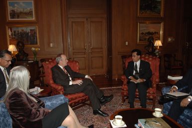 [Assignment: 48-DPA-02-05-08_SOI_K_Mori] Secretary Dirk Kempthorne [meeting at Main Interior] with delegation from the Federated States of Micronesia, led by Micronesia President Emanuel Mori [48-DPA-02-05-08_SOI_K_Mori_DOI_9647.JPG]