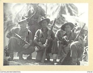 AITAPE, NEW GUINEA. 1945-01-08. PERSONNEL OF "JOCK FORCE", 2/2ND INFANTRY BATTALION PREPARING TO MOVE OUT FROM THE AUSTRALIAN AND NEW GUINEA ADMINISTRATION UNIT HEADQUARTERS AT THE START OF THEIR ..