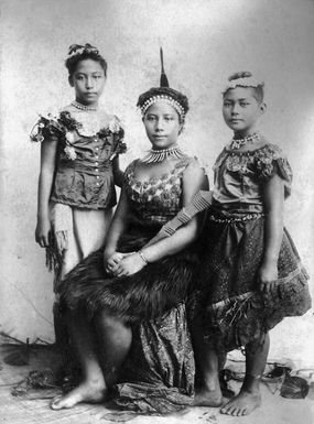 Portrait of three Samoan girls
