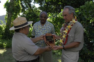 [Assignment: 48-DPA-SOI_K_Amer_Sam] Pacific Islands Tour: Visit of Secretary Dirk Kemmpthorne [and aides] to American Samoa, U.S. Territory [48-DPA-SOI_K_Amer_Sam__DI15296.JPG]