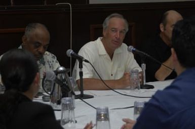 [Assignment: 48-DPA-SOI_K_Guam_6-6-7-07] Pacific Islands Tour: Visit of Secretary Dirk Kempthorne [and aides] to Guam, U.S. Territory [48-DPA-SOI_K_Guam_6-6-7-07__DI11675.JPG]