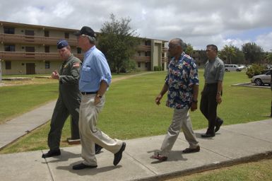 [Assignment: 48-DPA-SOI_K_Guam_6-6-7-07] Pacific Islands Tour: Visit of Secretary Dirk Kempthorne [and aides] to Guam, U.S. Territory [48-DPA-SOI_K_Guam_6-6-7-07__DI12209.JPG]