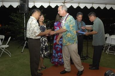 [Assignment: 48-DPA-SOI_K_Guam_6-6-7-07] Pacific Islands Tour: Visit of Secretary Dirk Kempthorne [and aides] to Guam, U.S. Territory [48-DPA-SOI_K_Guam_6-6-7-07__DI11949.JPG]