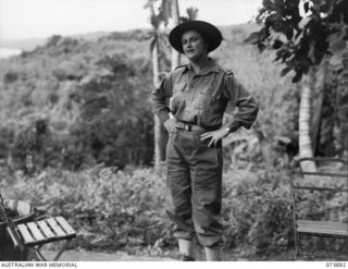 FINSCHHAFEN, NEW GUINEA. 1944-06-19. VFX94085 CAPTAIN NORA HEYSEN, OFFICIAL WAR ARTIST, MILITARY HISTORY SECTION, AT 106TH CASUALTY CLEARING STATION