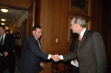 [Assignment: 48-DPA-02-05-08_SOI_K_Mori] Secretary Dirk Kempthorne [meeting at Main Interior] with delegation from the Federated States of Micronesia, led by Micronesia President Emanuel Mori [48-DPA-02-05-08_SOI_K_Mori_DOI_9633.JPG]