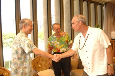 [Assignment: 48-DPA-09-30-08_SOI_K_NPS_Arizona] Visit of Secretary Dirk Kempthorne and aides to the U.S.S. Arizona Memorial, Pearl Harbor, Honolulu, Hawaii, [for tours, discussions with local officials] [48-DPA-09-30-08_SOI_K_NPS_Arizona_DOI_0915.JPG]