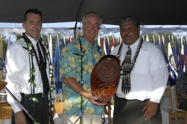 [Assignment: 48-DPA-SOI_K_Saipan_6-5-07] Pacific Islands Tour: Visit of Secretary Dirk Kempthorne [and aides] to Saipan Island, of the Commonwealth of the Northern Mariana Islands [48-DPA-SOI_K_Saipan_6-5-07__DI10947.JPG]