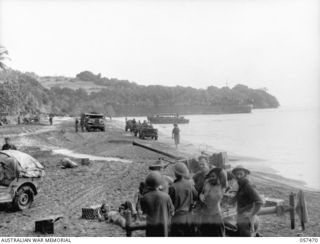 FINSCHHAFEN AREA, NEW GUINEA. 1943-09-22. SCENE ON SCARLET BEACH SHOWING A BOFORS GUN OF THE 2/4TH AUSTRALIAN LIGHT ANTI-AIRCRAFT REGIMENT SET UP READY FOR ACTION DURING THE LANDING OF THE 20TH ..