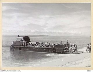 KAHILI, SOUTH BOUGAINVILLE. 1945-09-09. TROOPS OF THE SURRENDER COMMISSION LAND ON THE BEACH DURING THE ARRIVAL OF THE BUIN LIAISON GROUP, 2 CORPS