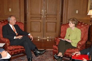 [Assignment: 48-DPA-06-25-07_SOI_K_Bordallo] Secretary Dirk Kempthorne [and aides meeting at Main Interior] with group led by Madeleine Bordallo, [Delegate from Guam to the U.S. House of Representatives] [48-DPA-06-25-07_SOI_K_Bordallo_DOI_4601.JPG]