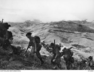 1943-07-23. NEW GUINEA. WAU-MUBO AREA. AUSTRALIAN TROOPS MOVE ON TO HARRY RETREATING JAPS. (NEGATIVE BY G. SHORT)
