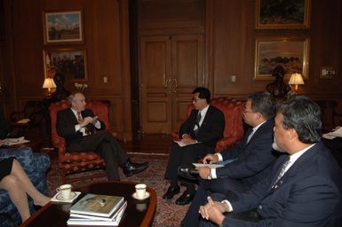 [Assignment: 48-DPA-02-05-08_SOI_K_Mori] Secretary Dirk Kempthorne [meeting at Main Interior] with delegation from the Federated States of Micronesia, led by Micronesia President Emanuel Mori [48-DPA-02-05-08_SOI_K_Mori_DOI_9652.JPG]